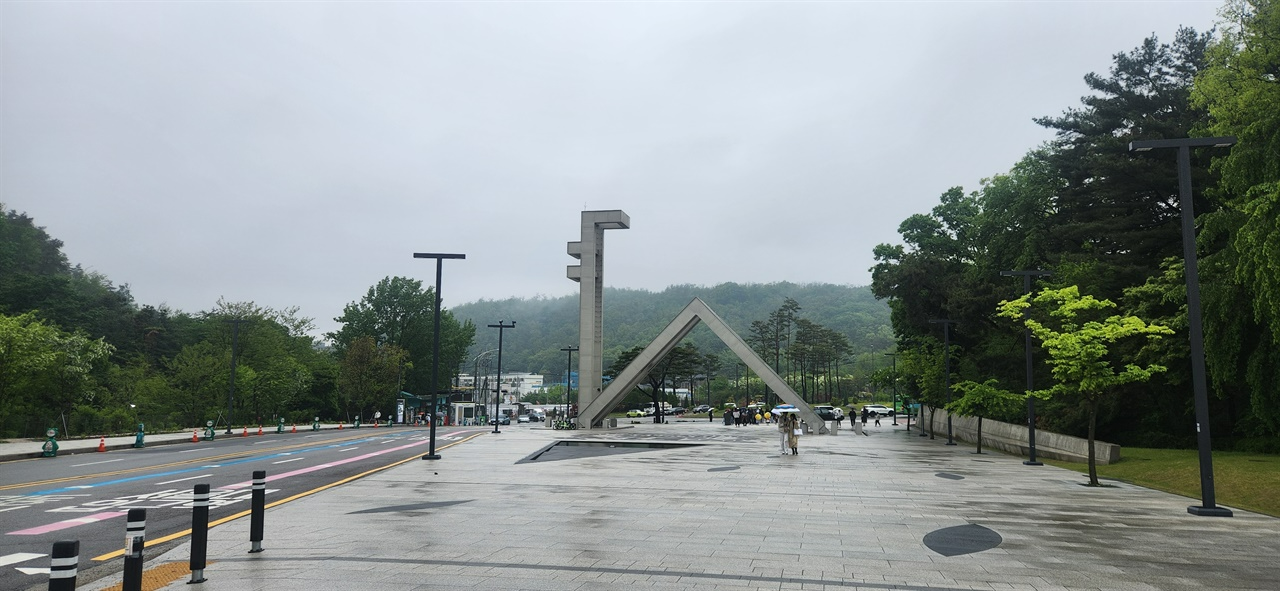  서울대학교 정문 <샤>의 문양