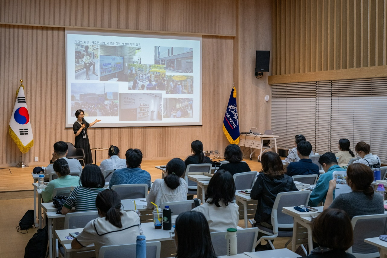 6월 19일, 민주화운동기념관에서 열린 시민강좌 '남영야학'에서 이현주 박종철센터 센터장이 '남영동 대공분실에서 박종철을 만나다'를 주제로 강연을 하고 있다.