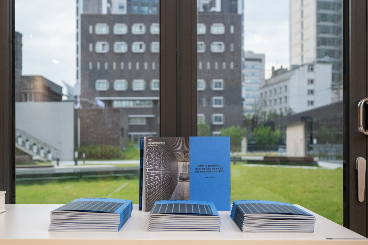 6월 19일, 민주화운동기념관 시민강좌 '남영야학'이 열린 교육동에서 남영동 대공분실의 모습이 보인다.